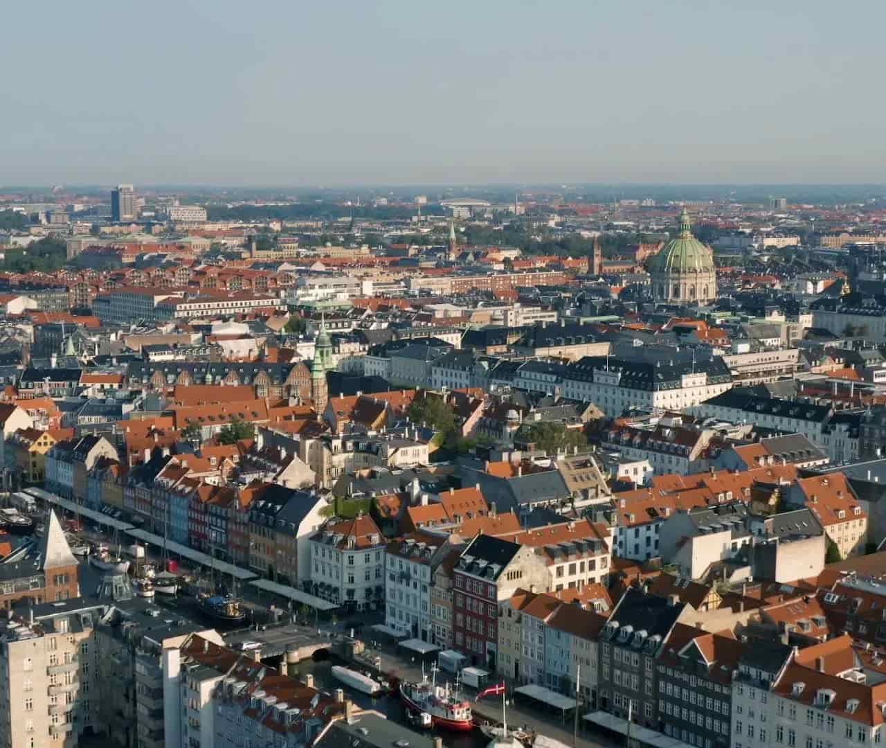 Fassade einer klassischen städtischen Immobilie — TXM erwirbt und entwickelt Immobilien in Kopenhagen, Dänemark, und den umliegenden Küstenregionen