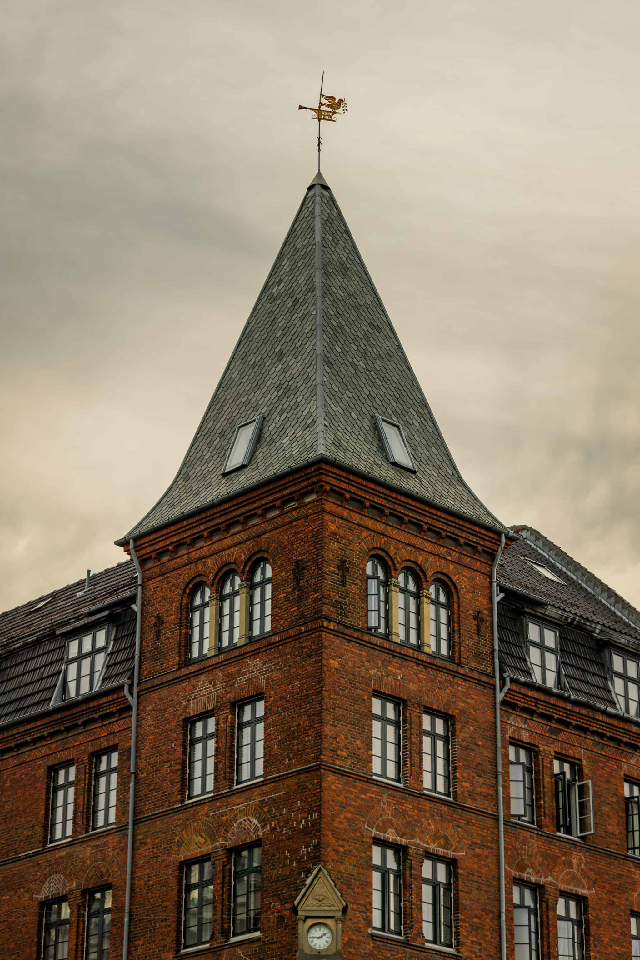 Architektonisches Detail einer städtischen Immobilie — Der Investmentansatz von TXM in Dänemark ist datengesteuert, institutionell und risikobewusst