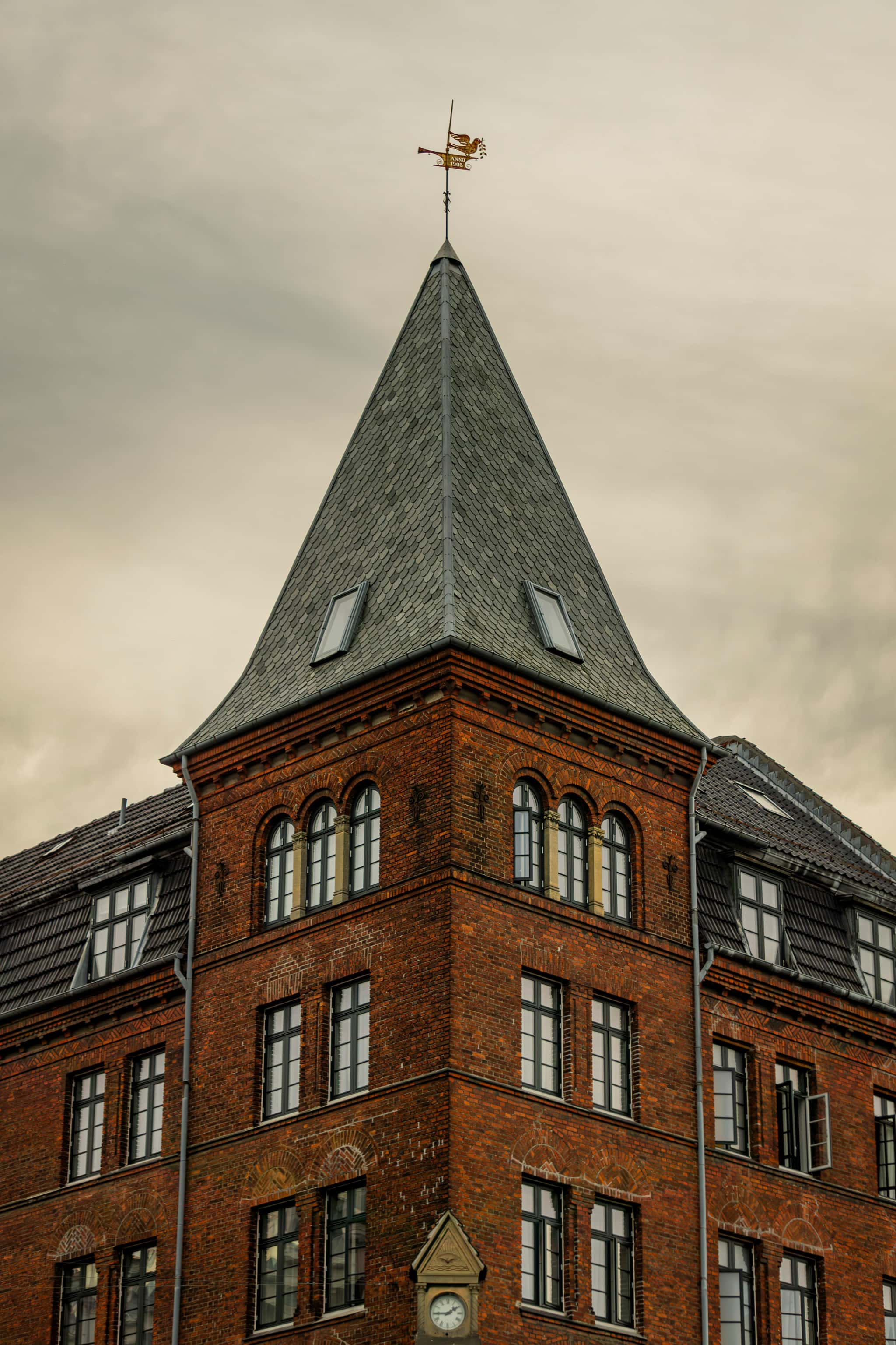 Architektonisches Detail einer städtischen Immobilie — Der Investmentansatz von TXM in Dänemark ist datengesteuert, institutionell und risikobewusst